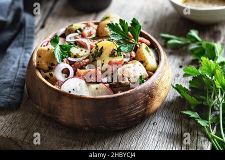 Pomme de terre au bacon, salade de radis dans un bol en bois Banque D'Images