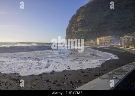 De hautes vagues se brisant sur la plage, Playa de Tazacorte, la Palma, Espagne Banque D'Images