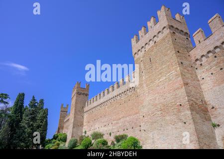 Mur de défense de la ville médiévale, Gradara, province de Pesaro et Urbino, Italie Banque D'Images