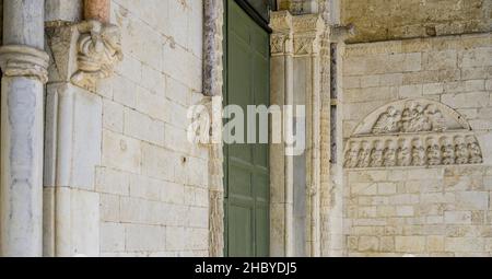 Portail de la Cathédrale de San Leopardo, Osimo, province d'Ancône, Italie Banque D'Images