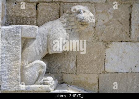 Figurine Lion au portail de la Cathédrale de San Leopardo, Osimo, province d'Ancône, Italie Banque D'Images