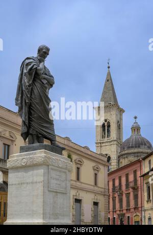 Statue d'Ovid, Sulmona, province de l'Aquila, Italie Banque D'Images