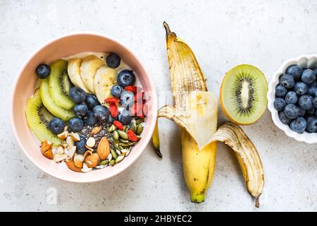 Les bleuets,Amandes,Kiwi,Goji et semences Chia sur le yogourt Grec Banque D'Images