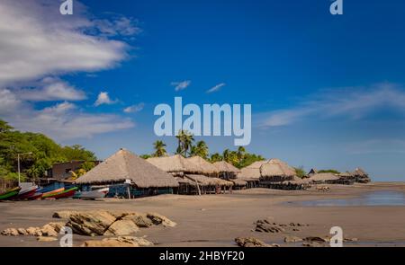 Restaurants sur le toit de chaume près de la plage, restaurant sur le toit de chaume près de bateaux en bois avec ciel bleu, restaurants nicaragua près de la plage Rivas Banque D'Images