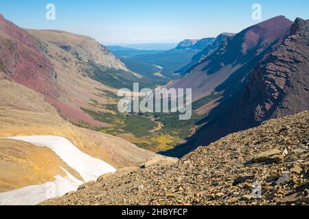 Vue au-dessus d'une vallée de montagne semblent du col de Siyeh dans le parc national des Glaciers, Montana, États-Unis un jour ensoleillé de la fin de l'été.Randonnée dans le Banque D'Images