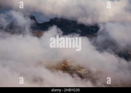 Station de téléphérique supérieure sur le sommet de Kasprowy Wierch, sommet de Giewont derrière, nuages, montagnes de Tatra, Pologne Banque D'Images