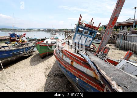 Chonburi, Thaïlande - 03 octobre 2021 : le groupe de bateaux de pêche se garer sur la jetée près de Sam Muk, Chon Buri, Thaïlande. Banque D'Images