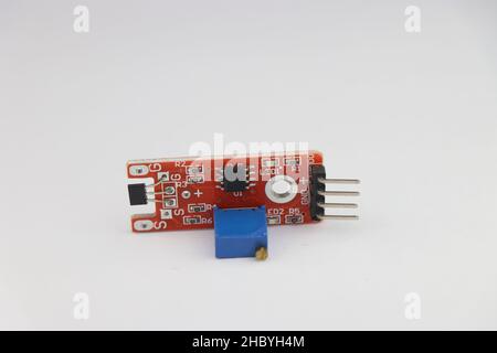 module de capteur de champ magnétique pour projets arduino avec potentiomètre variable intégré isolé sur fond blanc Banque D'Images