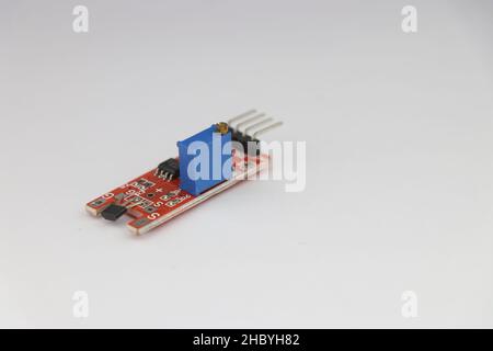 Module de capteur à effet Hall linéaire pour arduino et autres projets de carte de microcontrôleur sur fond blanc Banque D'Images