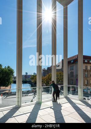 La terrasse des visiteurs à la galerie James Simon, Berlin, Allemagne Banque D'Images