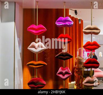 Vitrine à lèvres du magasin éclair Lisa Eldridge à Covent Garden, Londres WC2: Vend des cosmétiques, des rouges à lèvres, du maquillage Banque D'Images