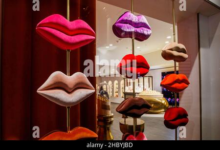 Vitrine à lèvres du magasin éclair Lisa Eldridge à Covent Garden, Londres WC2: Vend des cosmétiques, des rouges à lèvres, du maquillage Banque D'Images