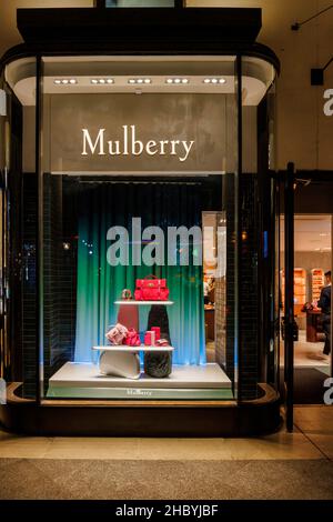 Le magasin Mulberry se trouve à l'avant et à la fenêtre d'une galerie marchande Covent Garden, Londres WC2, vue la nuit Banque D'Images