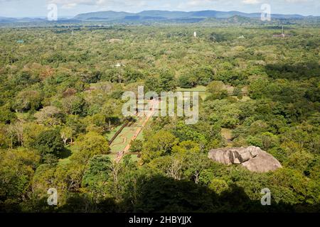 Les jardins royaux vus du Palais Rock Top à Sigiriya (Lion Rock) dans le Triangle culturel du Sri Lanka, un monument historique touristique Banque D'Images