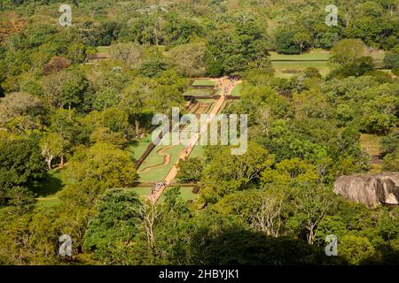 Les jardins royaux vus du Palais Rock Top à Sigiriya (Lion Rock) dans le Triangle culturel du Sri Lanka, un monument historique touristique Banque D'Images