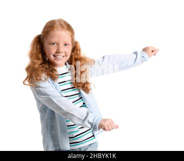 Petite fille à tête rouge avec queue de cheval dansant sur fond blanc Banque D'Images