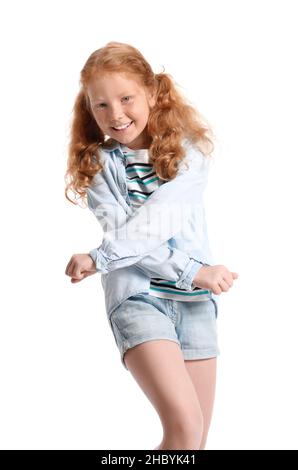 Petite fille à tête rouge avec queue de cheval dansant sur fond blanc Banque D'Images