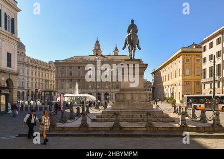 Arrière de la statue de Giuseppe Garibaldi avec Piazza de Ferrari en arrière-plan dans un jour ensoleillé d'automne, Gênes, Ligurie, Italie Banque D'Images