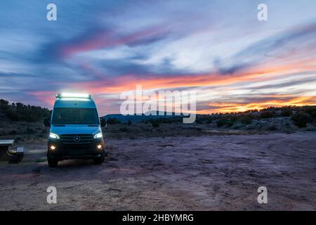 Vue au coucher du soleil sur Airstream Interstate 24X 4WD campervan; Rabbit Valley Camping Area; près de Mack; Colorado; États-Unis Banque D'Images