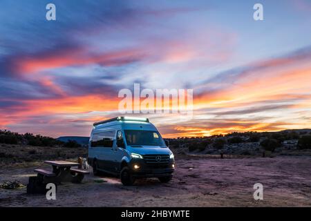 Vue au coucher du soleil sur Airstream Interstate 24X 4WD campervan; Rabbit Valley Camping Area; près de Mack; Colorado; États-Unis Banque D'Images