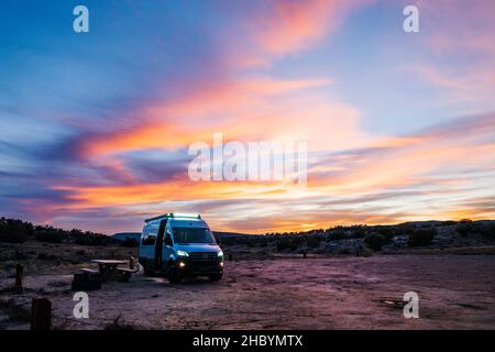 Vue au coucher du soleil sur Airstream Interstate 24X 4WD campervan; Rabbit Valley Camping Area; près de Mack; Colorado; États-Unis Banque D'Images