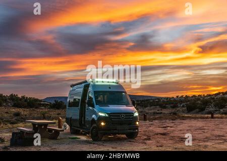 Vue au coucher du soleil sur Airstream Interstate 24X 4WD campervan; Rabbit Valley Camping Area; près de Mack; Colorado; États-Unis Banque D'Images