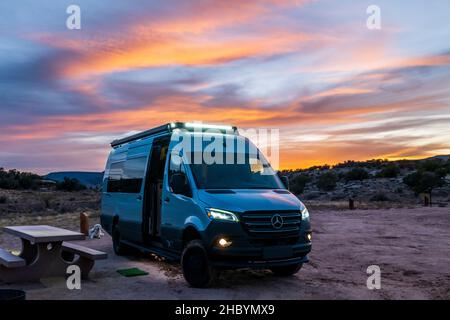 Vue au coucher du soleil sur Airstream Interstate 24X 4WD campervan; Rabbit Valley Camping Area; près de Mack; Colorado; États-Unis Banque D'Images