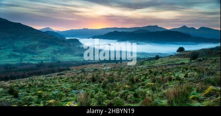 Vue sur Snowdonia au lever du soleil sur Beddgelert Banque D'Images