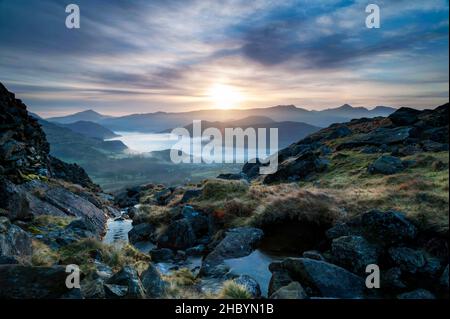 Vue sur Snowdonia au lever du soleil sur Beddgelert Banque D'Images