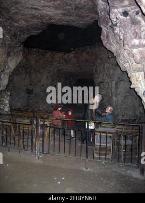 Récréation d'une scène de WW2 avec deux personnes réconfortantes et une mère avec un enfant., Chislehurst Caves, Chislehurst, Kent, Royaume-Uni Banque D'Images