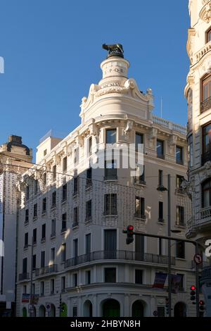 Façade de l'ancien Hôtel Rome avec la sculpture en bronze emblématique du loup Capitoline sur le toit, Gran via, Madrid, Espagne. Banque D'Images