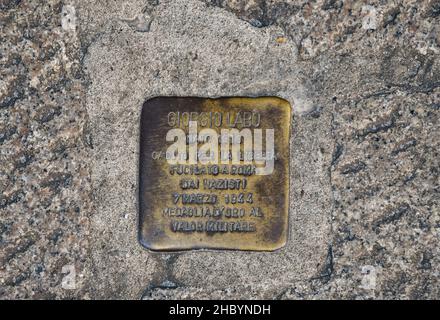 Le "bloc de tumulte" de Gunter Deming dédié à la mémoire de Giorgio Labò, coup partisan par les nazis, placé sur un trottoir à via Roma, Gênes Banque D'Images