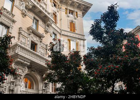 Détail de la façade du Palazzo Zuccarino Cerruti (1909) conçu par le célèbre architecte et décorateur Gino Coppedè, Gênes, Ligurie, Italie Banque D'Images