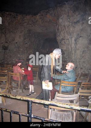 Récréation d'une scène de WW2 avec deux personnes réconfortantes et une mère avec un enfant., Chislehurst Caves, Chislehurst, Kent, Royaume-Uni Banque D'Images