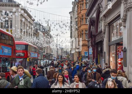 Londres, Royaume-Uni 22nd décembre 2021.Oxford Street est très fréquentée, tandis que les amateurs de Noël affluent vers le West End.Credit: Vuk Valcic / Alamy Live News Banque D'Images