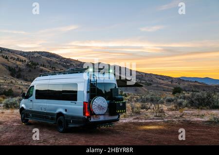 Vue au coucher du soleil sur Airstream Interstate 24X 4WD campervan; Painted Hills; site géologique; John Day Fossil Beds National Monument; près de Mitchell; Oregon; US Banque D'Images