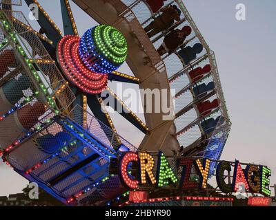 BIDEFORD, DEVON, ANGLETERRE - 5 DÉCEMBRE 2021 : promenade au parc des expositions sur le quai lorsque les lumières de Noël sont allumées pour la première fois. Banque D'Images