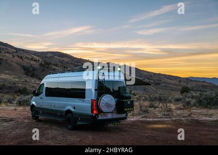 Vue au coucher du soleil sur Airstream Interstate 24X 4WD campervan; Painted Hills; site géologique; John Day Fossil Beds National Monument; près de Mitchell; Oregon; US Banque D'Images