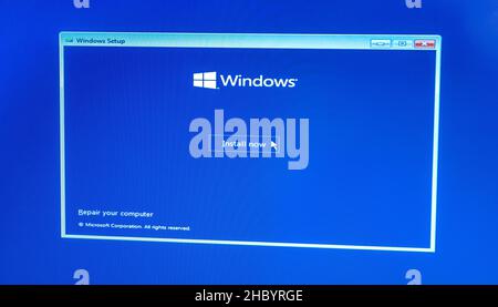 Écran d'installation du système d'exploitation Microsoft Windows 10, curseur sur le bouton installer maintenant à l'écran, écran de l'ordinateur, d Banque D'Images