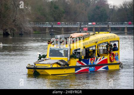 Windsor, Berkshire, Royaume-Uni.22nd décembre 2021.Malgré le temps sombre, le véhicule amphibie de Windsor Duck Tours a fait découvrir les gens aujourd'hui sur la Tamise à Windsor.Crédit : Maureen McLean/Alay Live News Banque D'Images