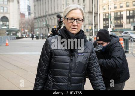 L'avocate de la Défense Laura Menninger arrive au palais de justice fédéral dans le district sud de New York pour le procès de Ghislaine Maxwell.Un jury a entamé ses délibérations sur la question de savoir si la socialite britannique est un prédateur dangereux qui a recruté des adolescents victimes d’abus sexuels par le financier Jeffrey Epstein, comme l’affirment les procureurs.Date de la photo: Mercredi 22 décembre 2021. Banque D'Images