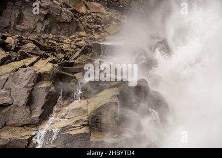 Pierres et jets d'eau près de la célèbre cascade de Krimml dans le parc national de High Tauern, Autriche Banque D'Images