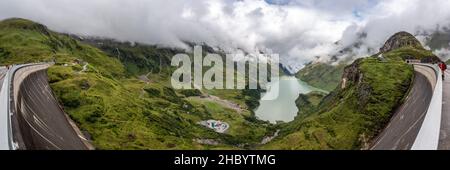 Vue panoramique depuis les réservoirs et son paysage alpin près de Kaprun dans les Alpes autrichiennes Banque D'Images