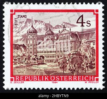 AUTRICHE - VERS 1984 : un timbre imprimé en Autriche montre le monastère de Stams, Tirol, vers 1984 Banque D'Images