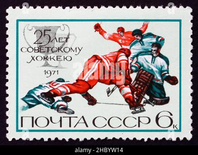 RUSSIE - VERS 1971 : un timbre imprimé en Russie montre Hockey sur glace, Sport, vers 1971 Banque D'Images