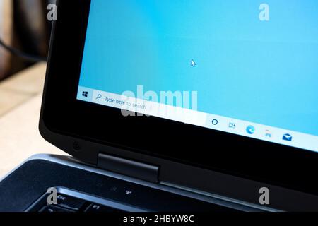 Logo Microsoft Windows 10 OS sur la barre des tâches de l'ordinateur portable, barre de recherche, menu Démarrer sur l'écran de l'ordinateur, gros plan de l'affichage, détail, personne.Nouvelle installation, fichier searc Banque D'Images