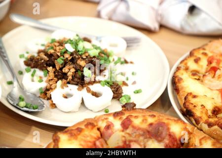 La cuisine chinoise appelée Chuwee kueh est servie avec des ingrédients chinois. Banque D'Images