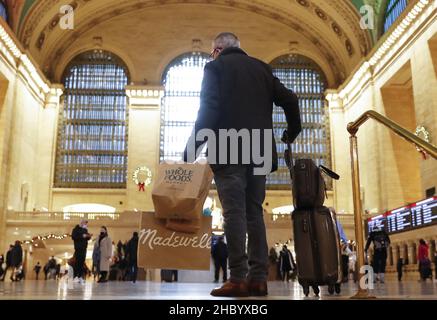 New York, États-Unis.22nd décembre 2021.Les voyageurs et les navetteurs transportent leur bagage lorsqu'ils traversent le Grand Central terminal de New York le mercredi 22 décembre 2021.Pour une deuxième période de vacances de Noël consécutives, les plans seront affectés par une augmentation des infections à COVID-19, menée par la variante désormais dominante d'Omicron.Photo de John Angelillo/UPI crédit: UPI/Alay Live News Banque D'Images