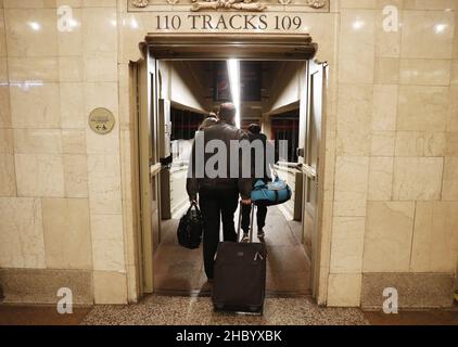 New York, États-Unis.22nd décembre 2021.Les voyageurs et les navetteurs transportent leur bagage lorsqu'ils traversent le Grand Central terminal de New York le mercredi 22 décembre 2021.Pour une deuxième période de vacances de Noël consécutives, les plans seront affectés par une augmentation des infections à COVID-19, menée par la variante désormais dominante d'Omicron.Photo de John Angelillo/UPI crédit: UPI/Alay Live News Banque D'Images