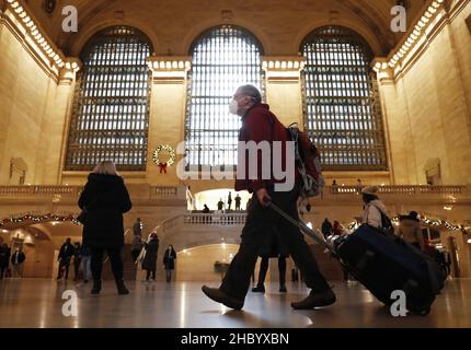 New York, États-Unis.22nd décembre 2021.Les voyageurs et les navetteurs transportent leur bagage lorsqu'ils traversent le Grand Central terminal de New York le mercredi 22 décembre 2021.Pour une deuxième période de vacances de Noël consécutives, les plans seront affectés par une augmentation des infections à COVID-19, menée par la variante désormais dominante d'Omicron.Photo de John Angelillo/UPI crédit: UPI/Alay Live News Banque D'Images